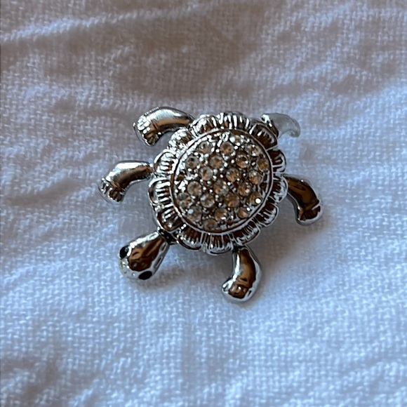 Silver and crystal Turtle pin - Picture 1 of 5